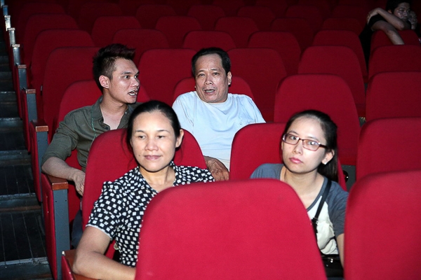 
	
	Bố mẹ Khắc Việt cũng có mặt để theo dõi con trai tổng duyệt chương trình - Tin sao Viet - Tin tuc sao Viet - Scandal sao Viet - Tin tuc cua Sao - Tin cua Sao